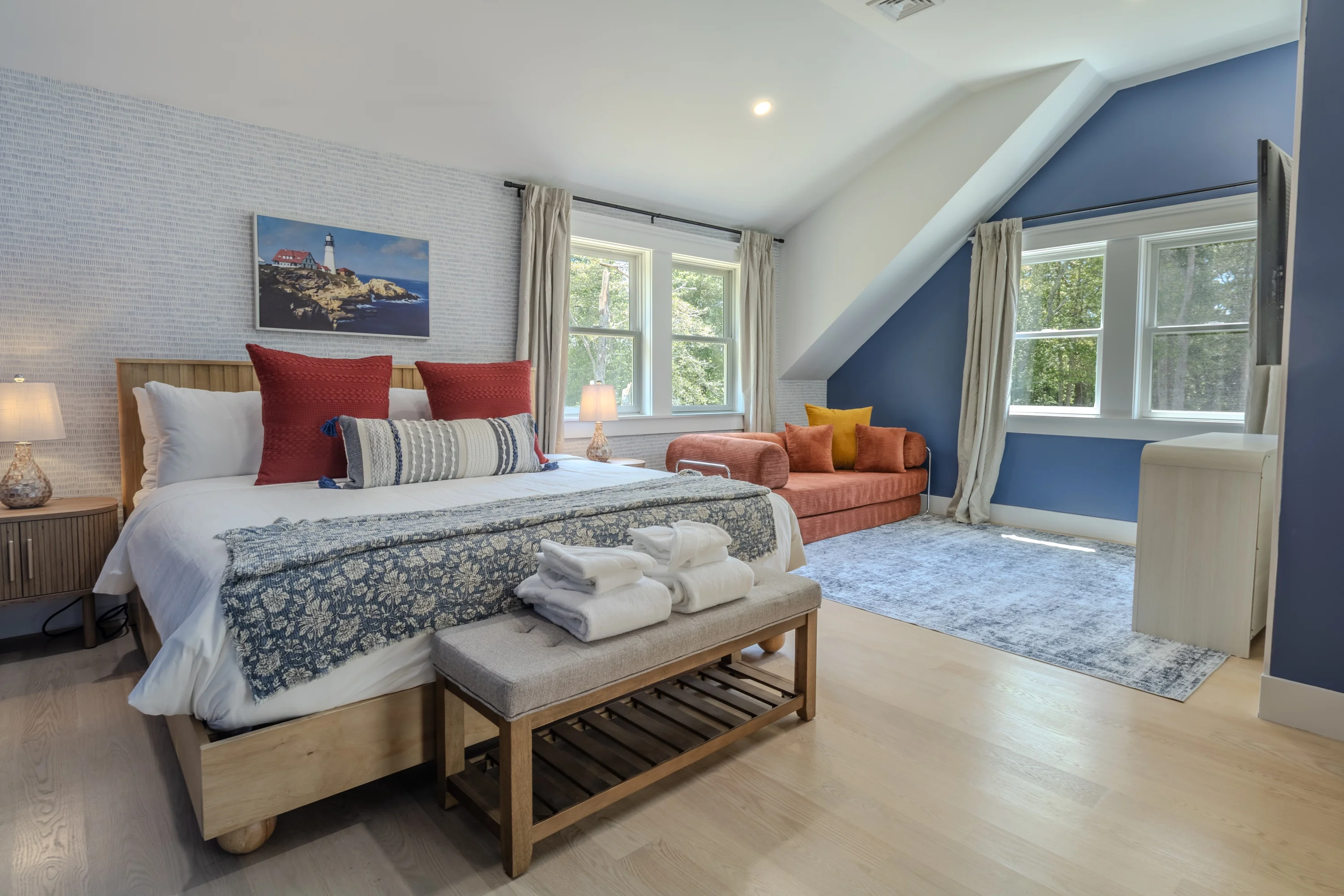 King bedroom with convertible sofa