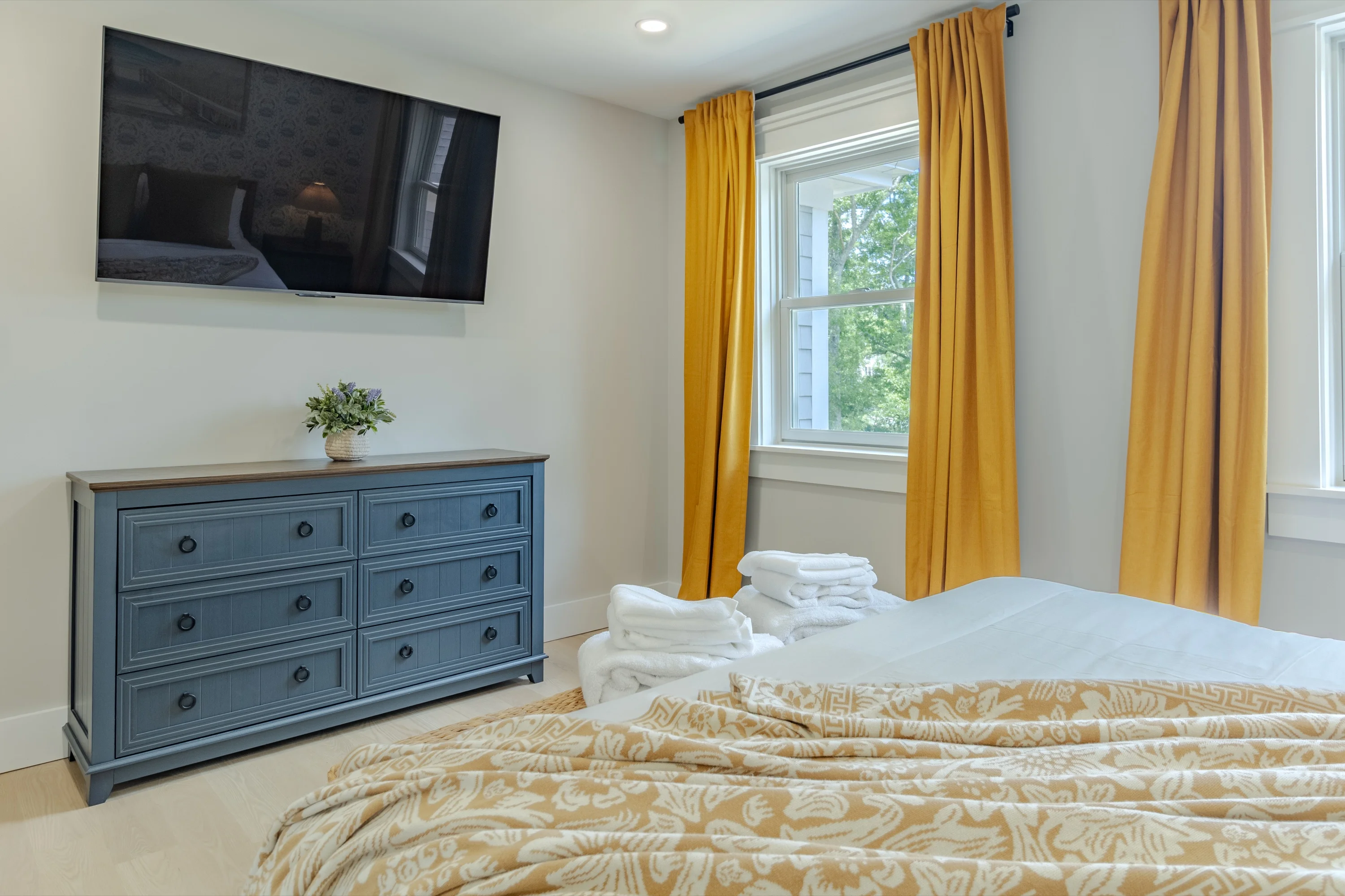 Queen Room smart TV